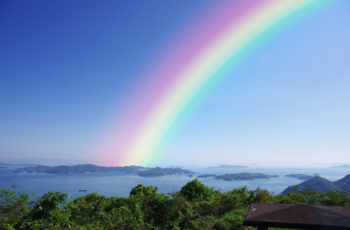 瀬戸内の島と虹